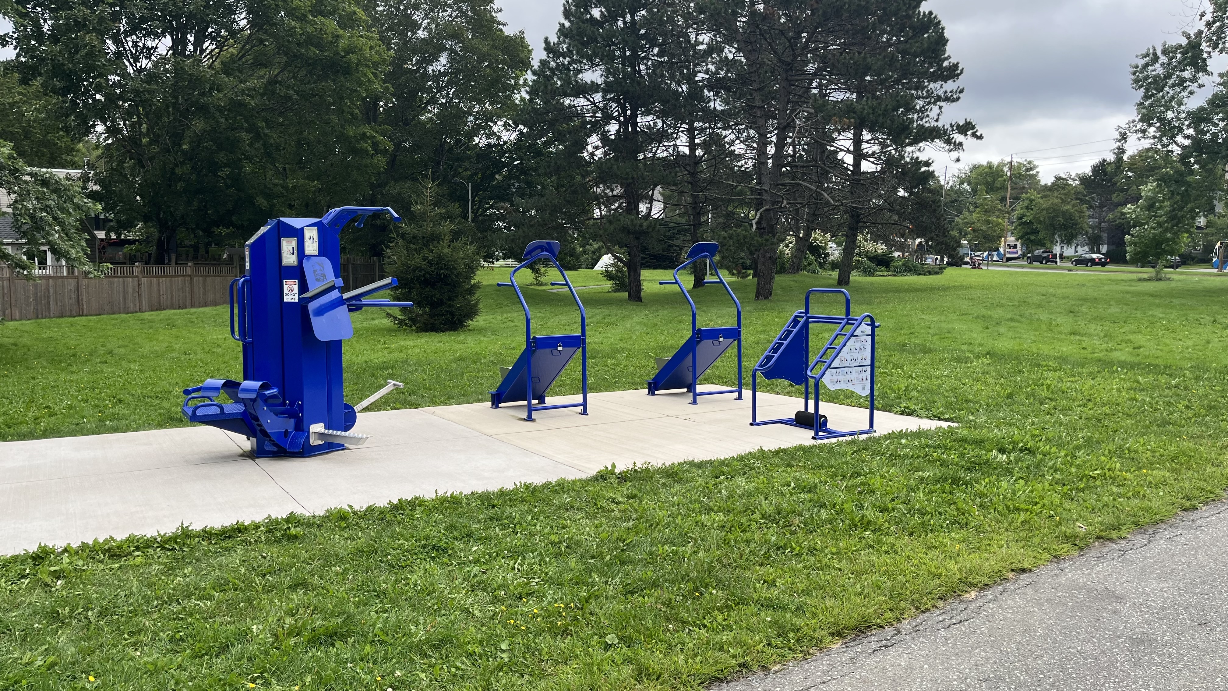 Outdoor workout exercise equipment for parks